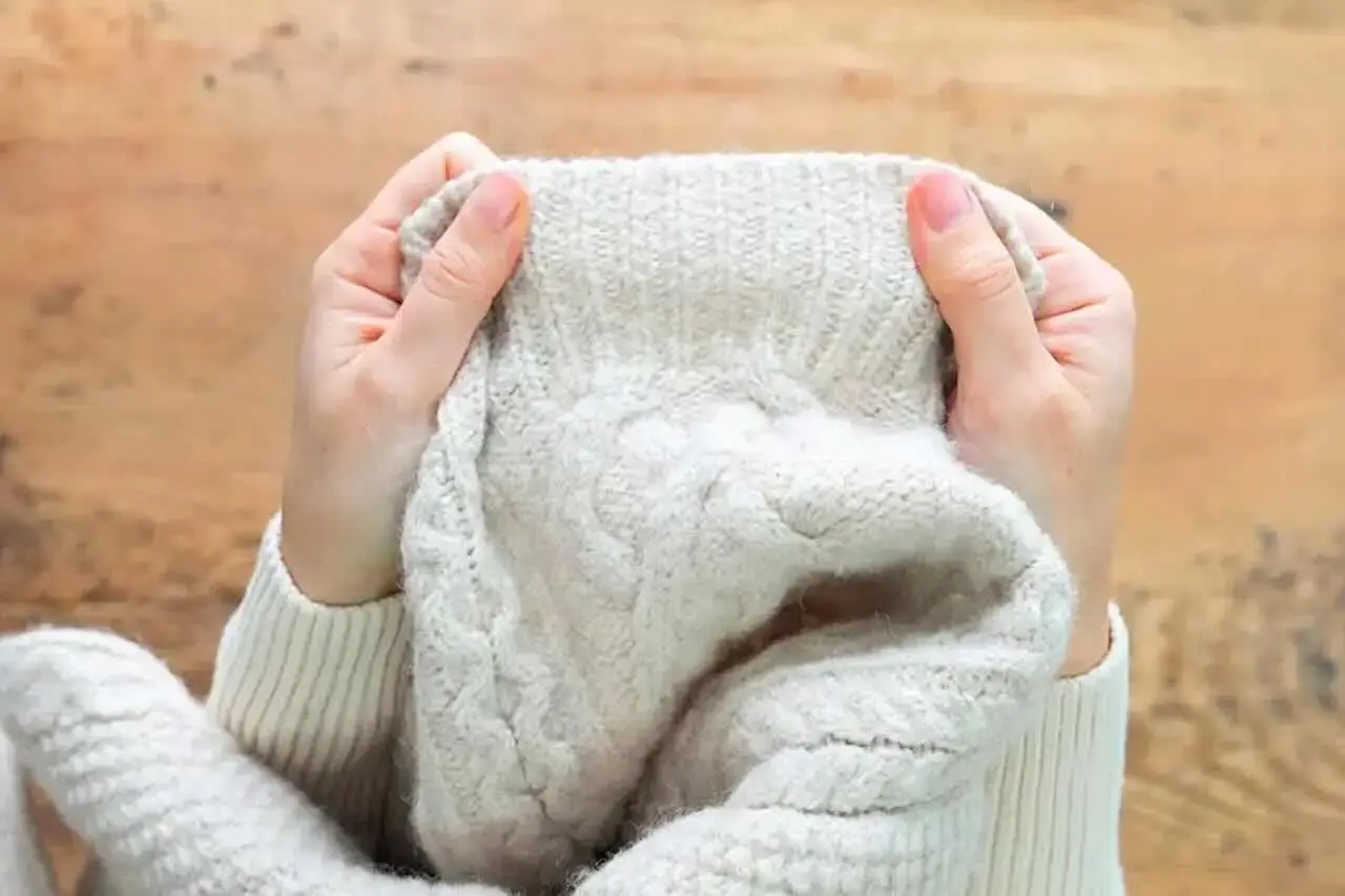 Come lavare i maglioni di lana senza infeltrirli: il trucco che funziona