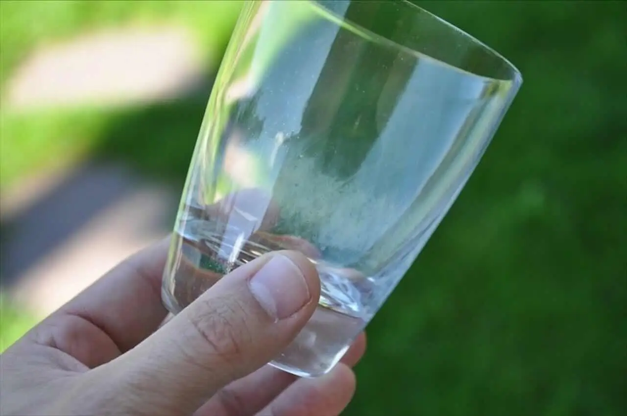 Come togliere il calcare dai bicchieri: il rimedio per farli brillare