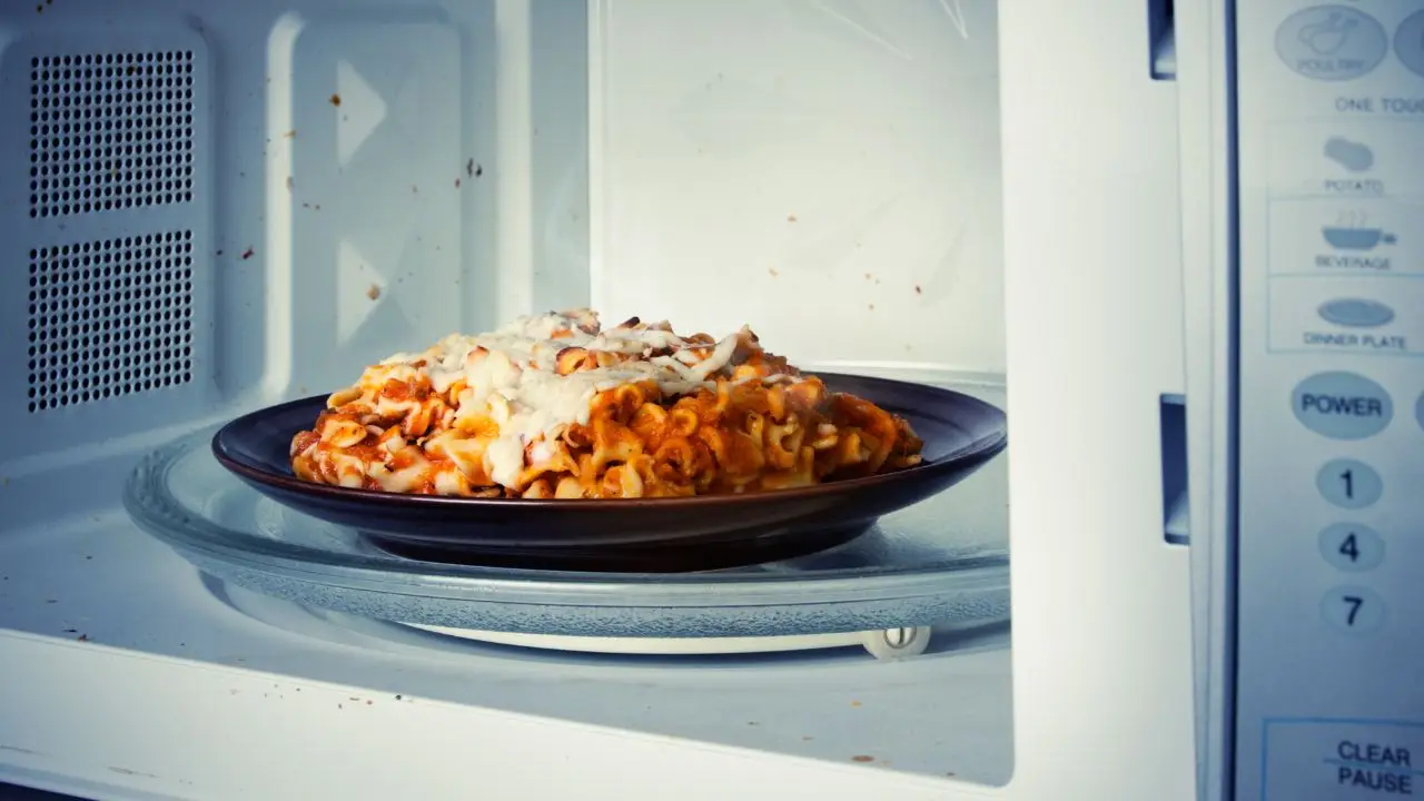 Quando scongelare i cibi con il microonde? Ecco il trucco infallibile