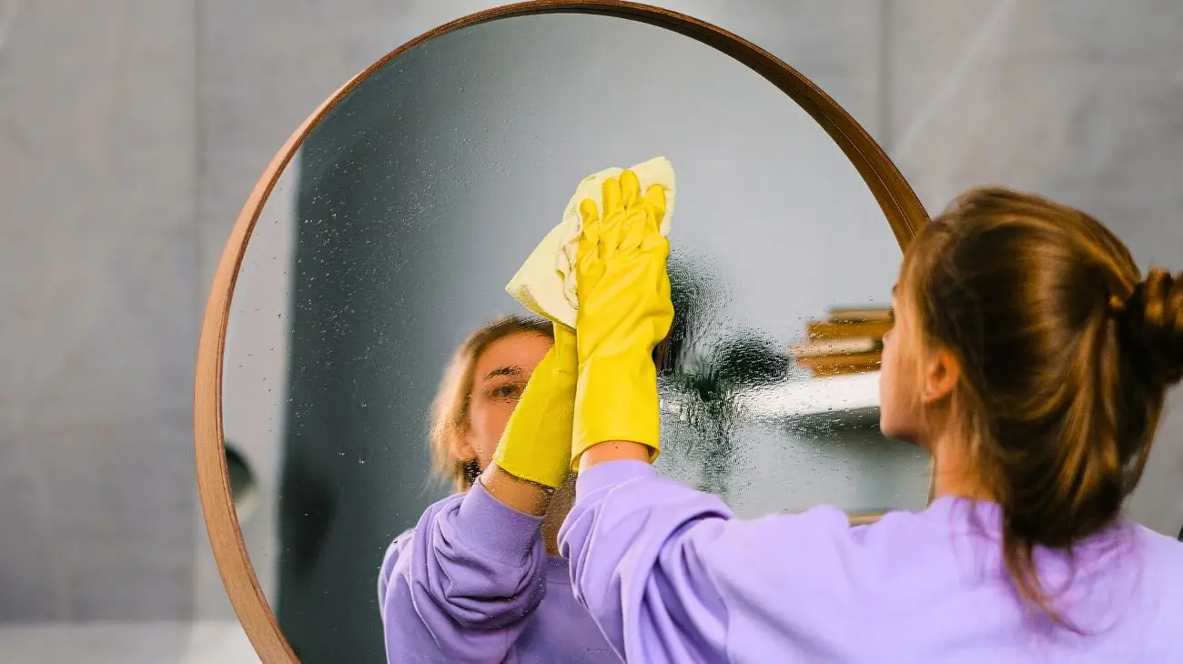 Come pulire vetri e specchi con metodi naturali