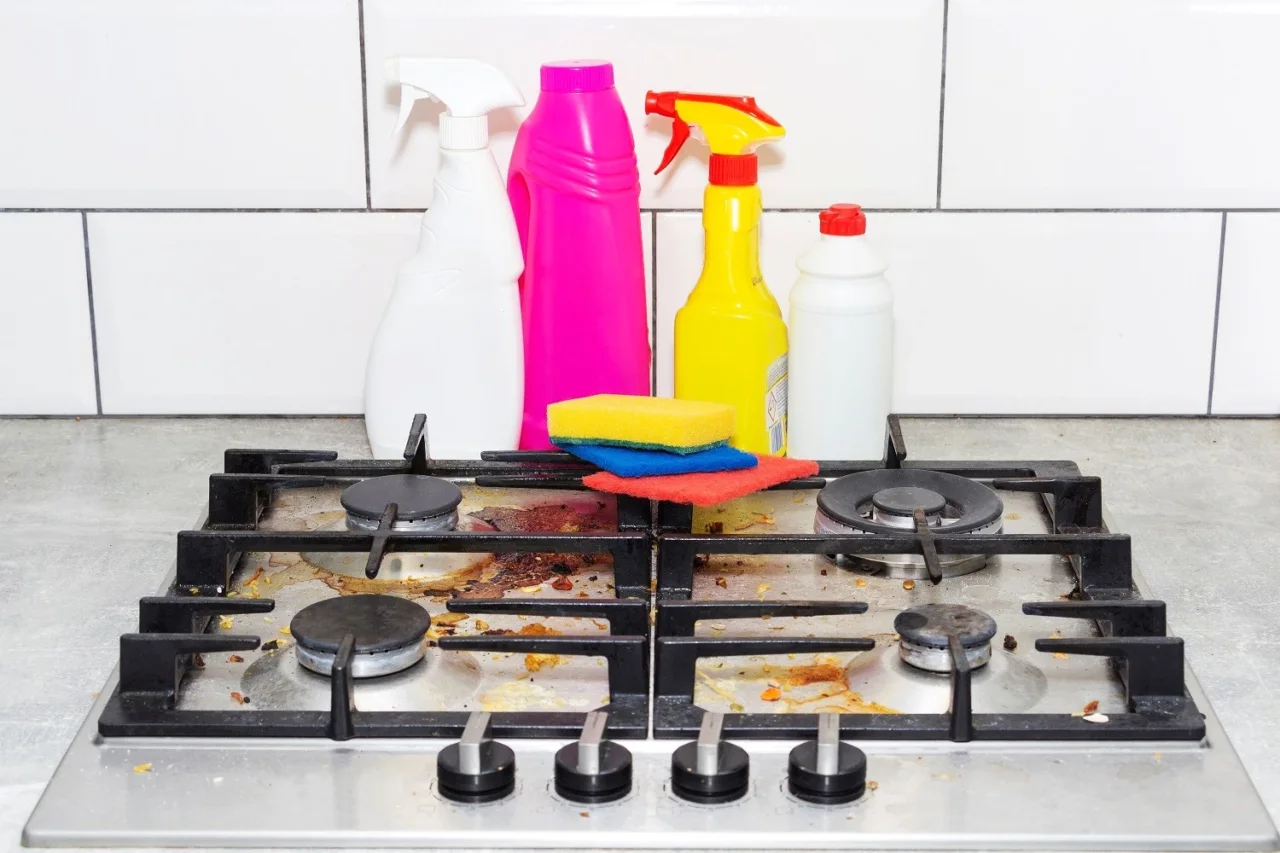 Come togliere macchie ostinate di grasso in cucina