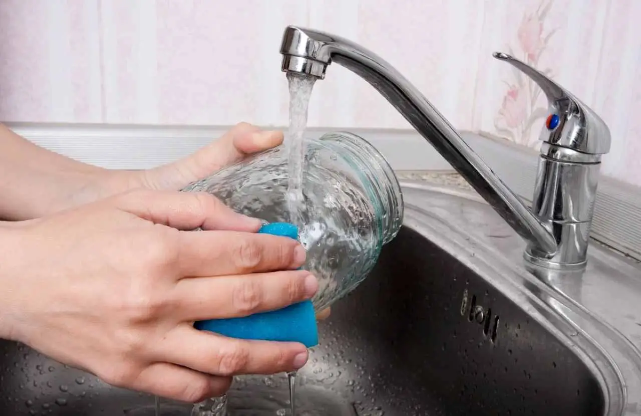 Il trucco per rimuovere la colla delle etichette da barattoli e bottiglie senza impazzire